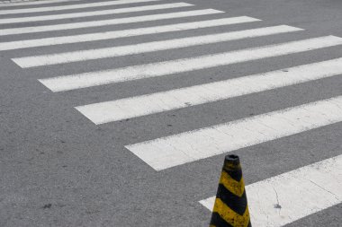 Siyah beyaz yaya geçidi.