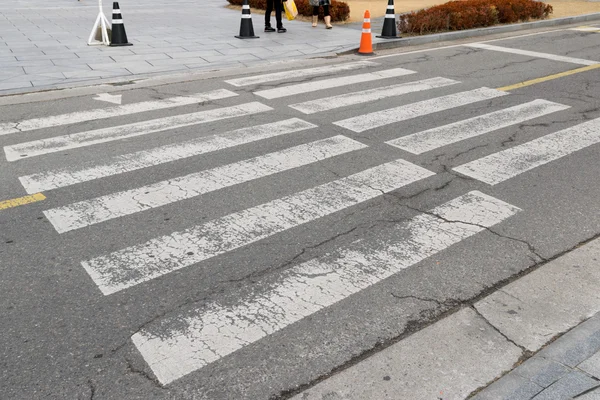 Schwarz-weißer Crosswalk. — Stockfoto