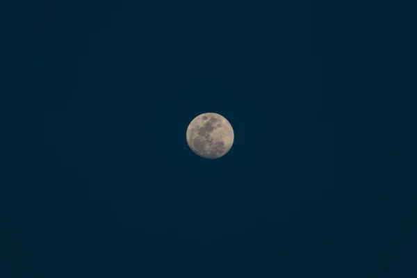 Croissant lune sur ciel noir . — Photo