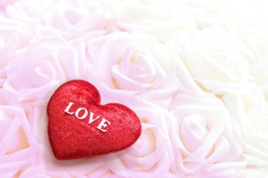 Kırmızı kalp şekilli ve kırmızı gül renkli arka plan.