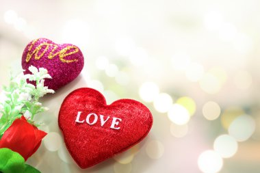 Kırmızı kalp şekilli ve kırmızı gül güzel arka plan üzerinde.