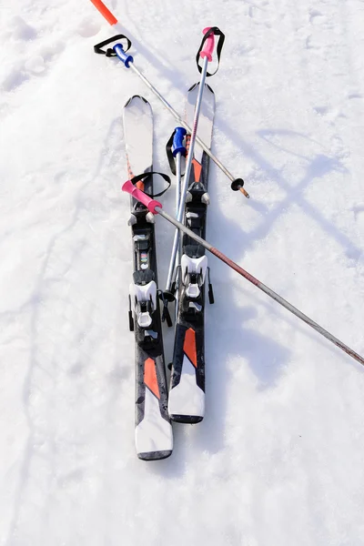 Ski uitrusting op de skipiste. — Stockfoto