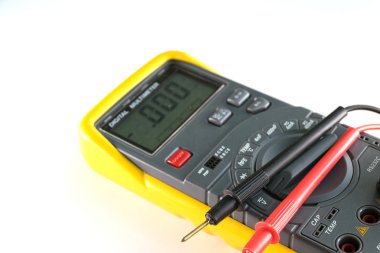 Beyaz arka plan üzerinde dijital metre.