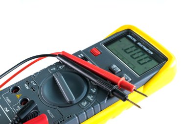 Beyaz arka plan üzerinde dijital metre.