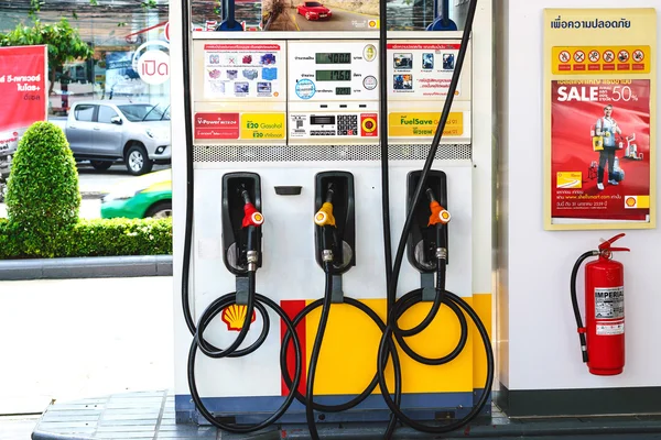 Üzemanyag fúvókát fizetni üzemanyag és benzil-. — Stock Fotó