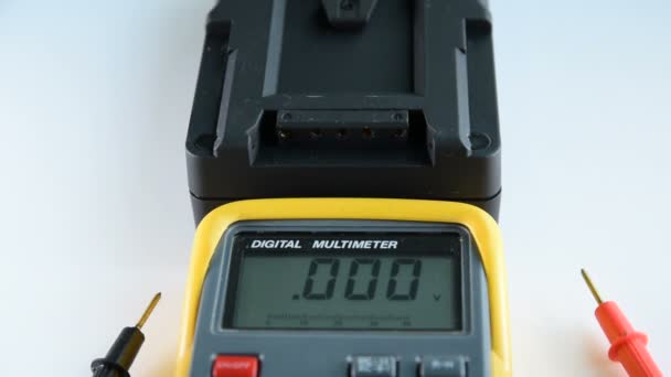 Mesure de la tension continue de la batterie .