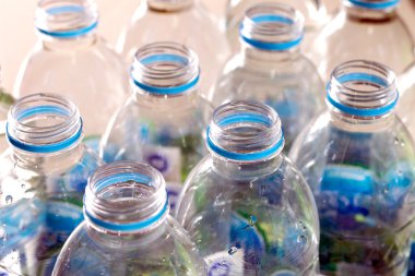 Plastik su şişeleri