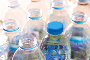 Plastik su şişeleri