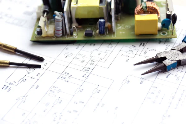 Placa de circuito impresso e ferramentas . — Fotografia de Stock