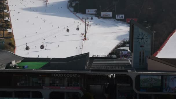 Daemyung Vivaldi Park ski areál. — Stock video