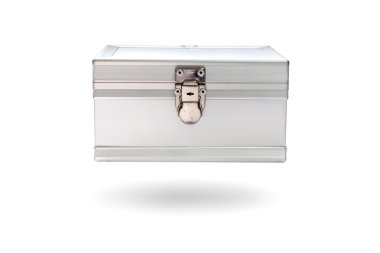 Beyaz zemin üzerine alüminyum çanta.