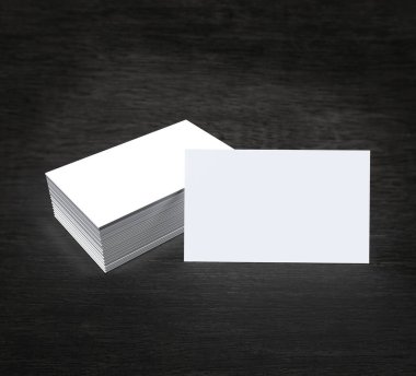 Siyah ahşap arka plandaki kartvizit, 3D resimlendirme