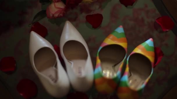 Chaussures debout sur une table en verre transparent à l'intérieur — Video