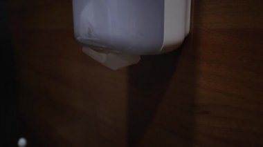 tuvalet kağıdı yırtılma beyaz adamın eli, Avrupalı görünüyor. kapalı alanda yapılan anket