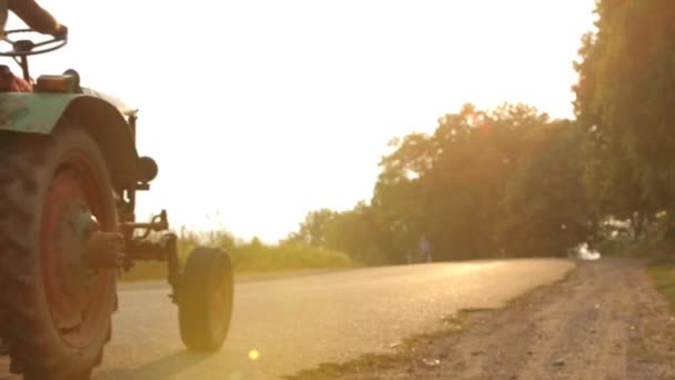 Il trattore stradale si muove da sinistra a destra, trasportando legno nel bagagliaio, giallo — Video Stock