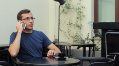 iş adamı laptop ile mobil iletişim kafede kullanır.