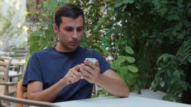 Sayfayı tarayıcıda beyaz, Iphone, yakın çekim yılında telefon döner dostum