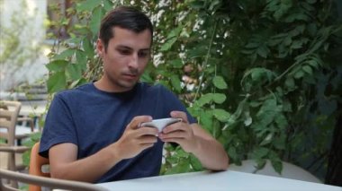29-30 yıl Oyunlar telefonda yatay olarak beyaz, Iphone, Etiketler oynayan adam