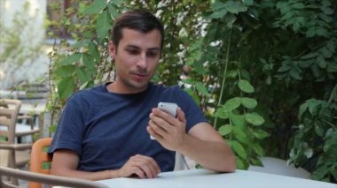 Beyaz, Iphone, yakın çekim telefonda konuşan adam