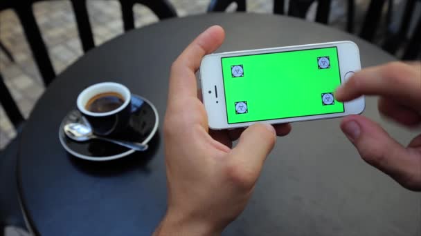 Grüner Bildschirm zum Betrachten, horizontale Vergrößerung der Fotos auf dem Handy in weiß, iphone, tags — Stockvideo