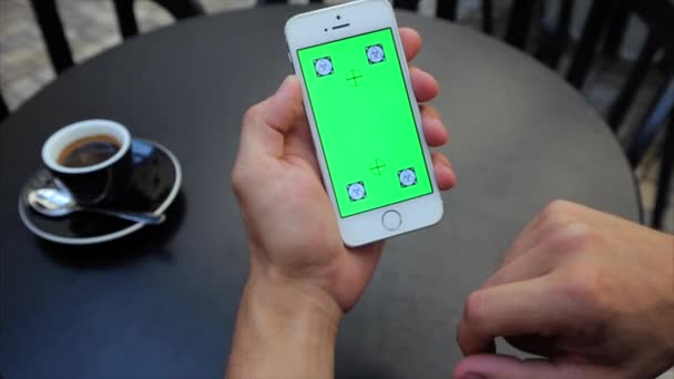Pantalla verde para desplazarse por las páginas web verticalmente en el teléfono en blanco, Iphone, etiquetas — Vídeo de stock