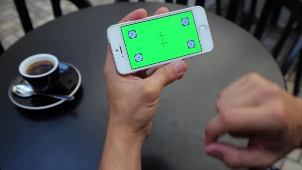 Зеленый экран для прокрутки веб-страниц - телефон в белом, Iphone, теги — стоковое видео