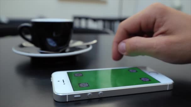 Grüner Bildschirm zum Blättern durch Webseiten am Telefon in weiß, iphone, tags — Stockvideo