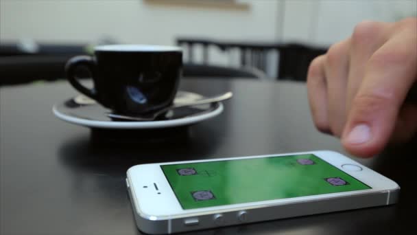 Grüner Bildschirm zum Blättern durch Webseiten am Telefon in weiß, iphone, tags — Stockvideo