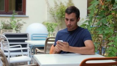 Man 29-30 Yıl Beyaz Telefonda Tarayıcı Sayfa Açar,
