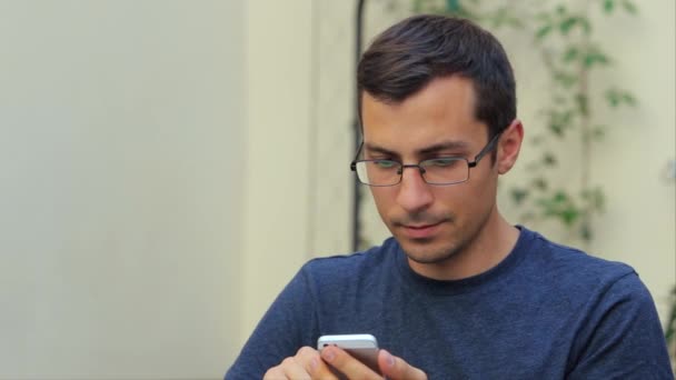 흰색, 클로즈업에서 휴대 전화에 남자 페이지 브라우저를 켭니다 — 비디오