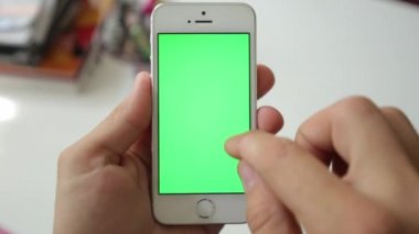 Yeşil Ekranlı Telefon Kullanan Adam. Shot Canon 6d, böylece kolayca kırpma olabilir. İzlemek ve anahtarlama için kolay. Prores 422 Hq codec