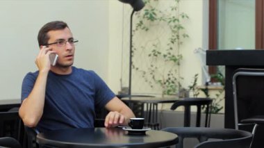 iş adamı laptop ile mobil iletişim kafede kullanır.