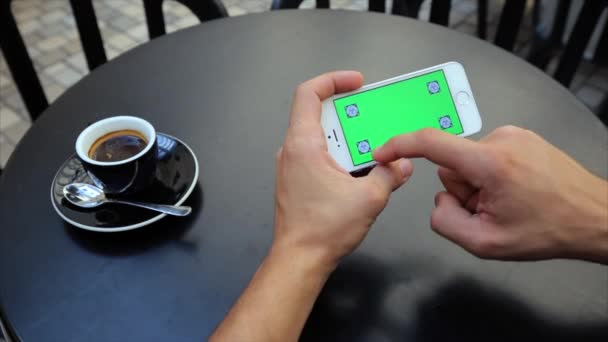 Зеленый экран для просмотра веб-страниц на телефоне белого цвета, Iphone, теги — стоковое видео