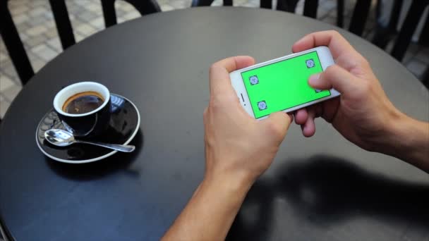 Pantalla verde para ver, ampliando las fotos horizontalmente en el teléfono en blanco, Iphone, etiquetas — Vídeo de stock
