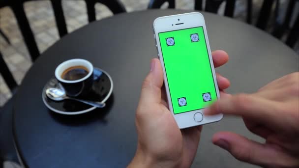 Tela verde para digitar texto verticalmente no telefone em branco, Iphone, tags — Vídeo de Stock