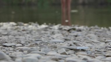 Telefona koşan kız