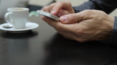 Smartphone ekranında aracılığıyla Leafing eller