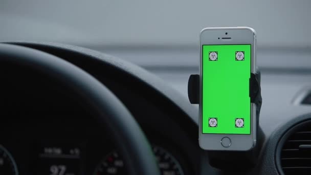 Teléfono de pantalla verde en el coche mientras conduce — Vídeos de Stock