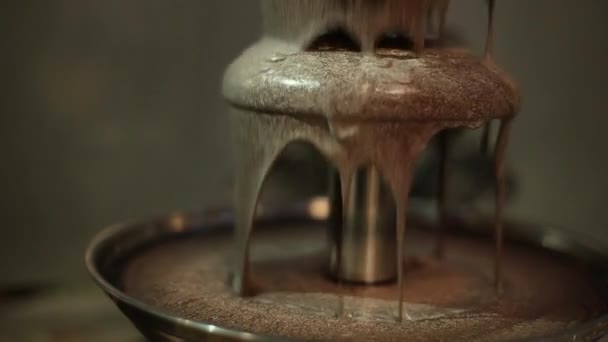 Fontana di cioccolato al latte, la parte superiore della struttura — Video Stock