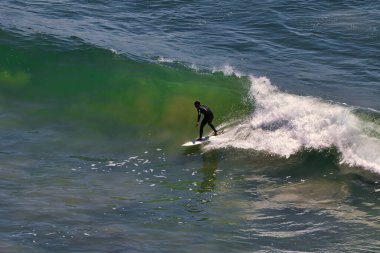 Big Dume California 'da Büyük Yaz Dalgaları sörfü