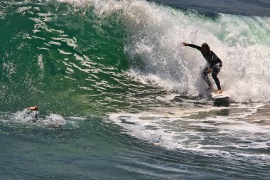 Big Dume California 'da Büyük Yaz Dalgaları sörfü