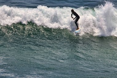 Big Dume California 'da Büyük Yaz Dalgaları sörfü