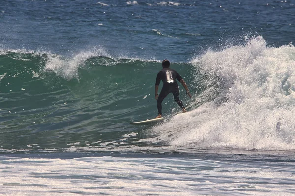 ビッグ デュームで大きな夏の波をサーフィン California — ストック写真