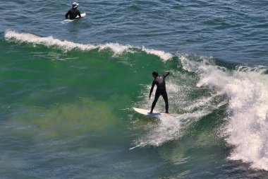 Big Dume California 'da Büyük Yaz Dalgaları sörfü
