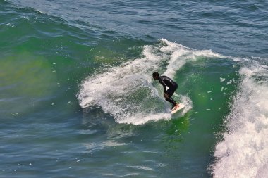 Big Dume California 'da Büyük Yaz Dalgaları sörfü