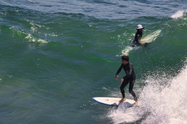 Big Dume California 'da Büyük Yaz Dalgaları sörfü