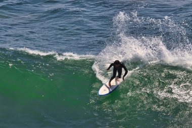 Big Dume California 'da Büyük Yaz Dalgaları sörfü