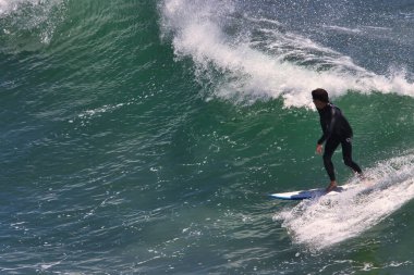 Big Dume California 'da Büyük Yaz Dalgaları sörfü