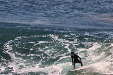 Big Dume California 'da Büyük Yaz Dalgaları sörfü