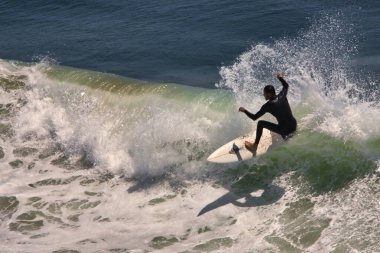 Big Dume California 'da Büyük Yaz Dalgaları sörfü